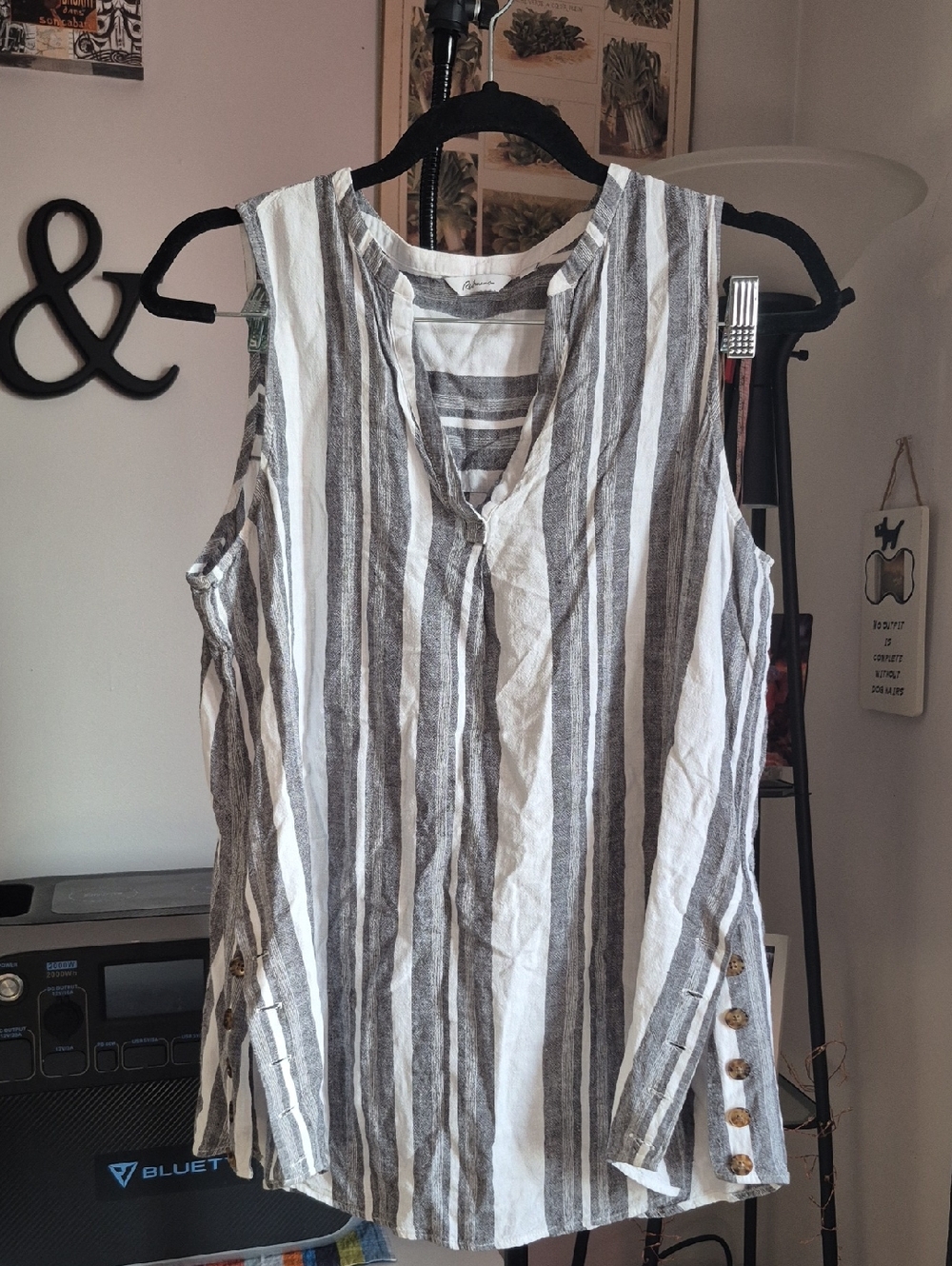 Large Fresh Reitmans White and Gray Striped Sleeveless V-Neck Tank